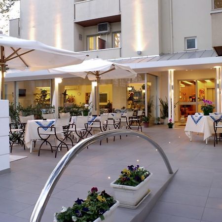 Hotel Nives リッチョーネ エクステリア 写真