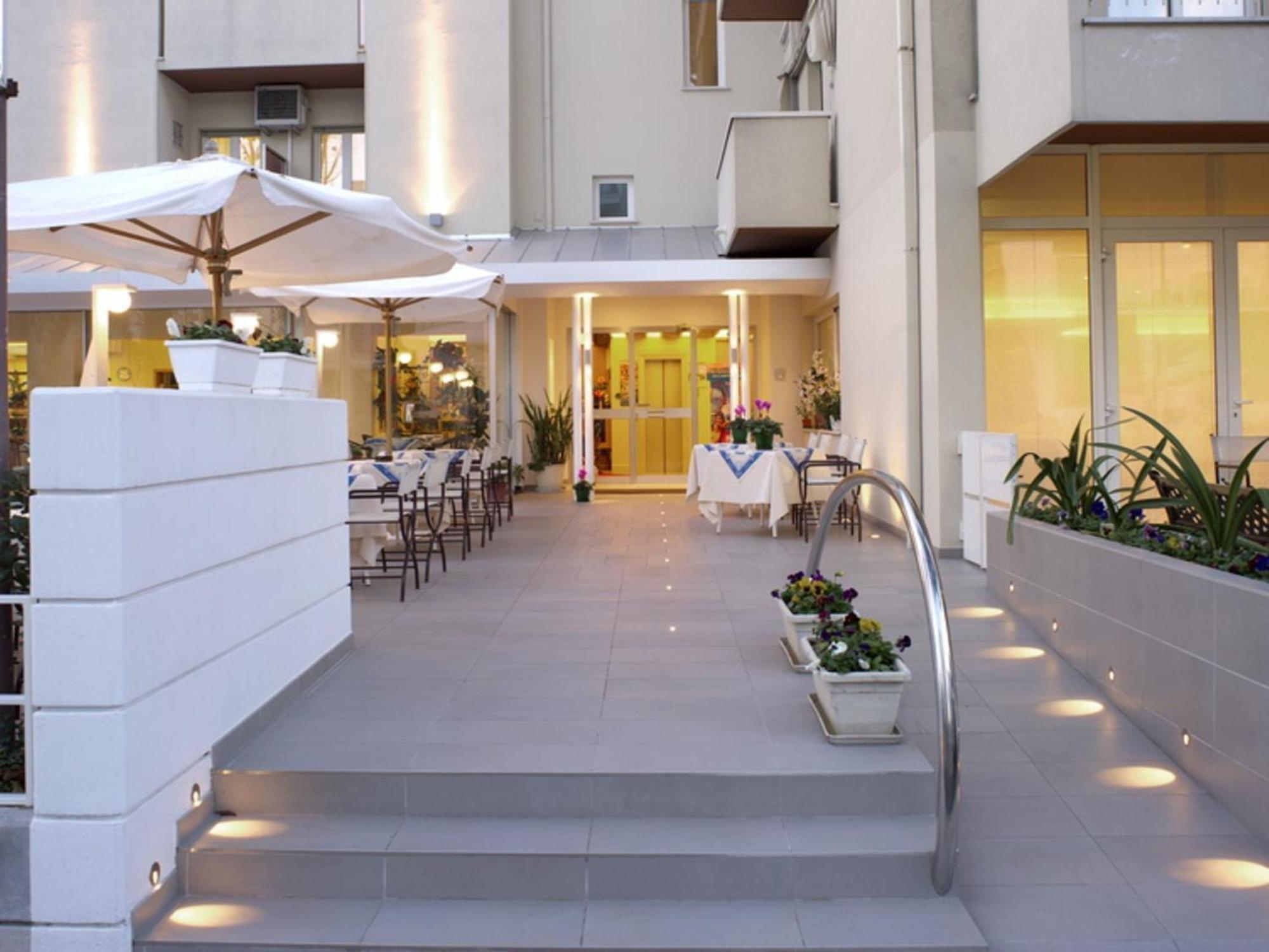 Hotel Nives リッチョーネ エクステリア 写真