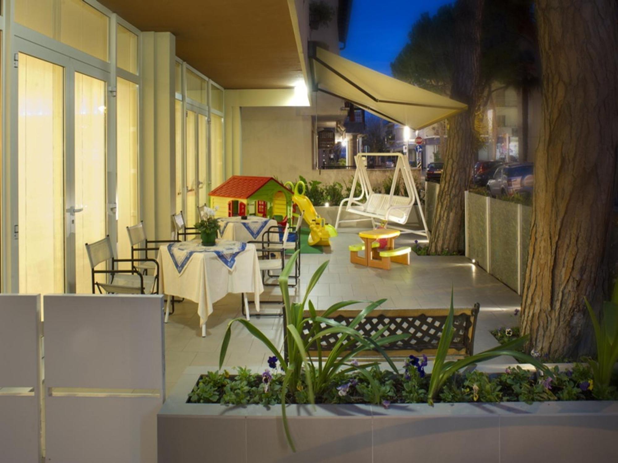 Hotel Nives リッチョーネ エクステリア 写真