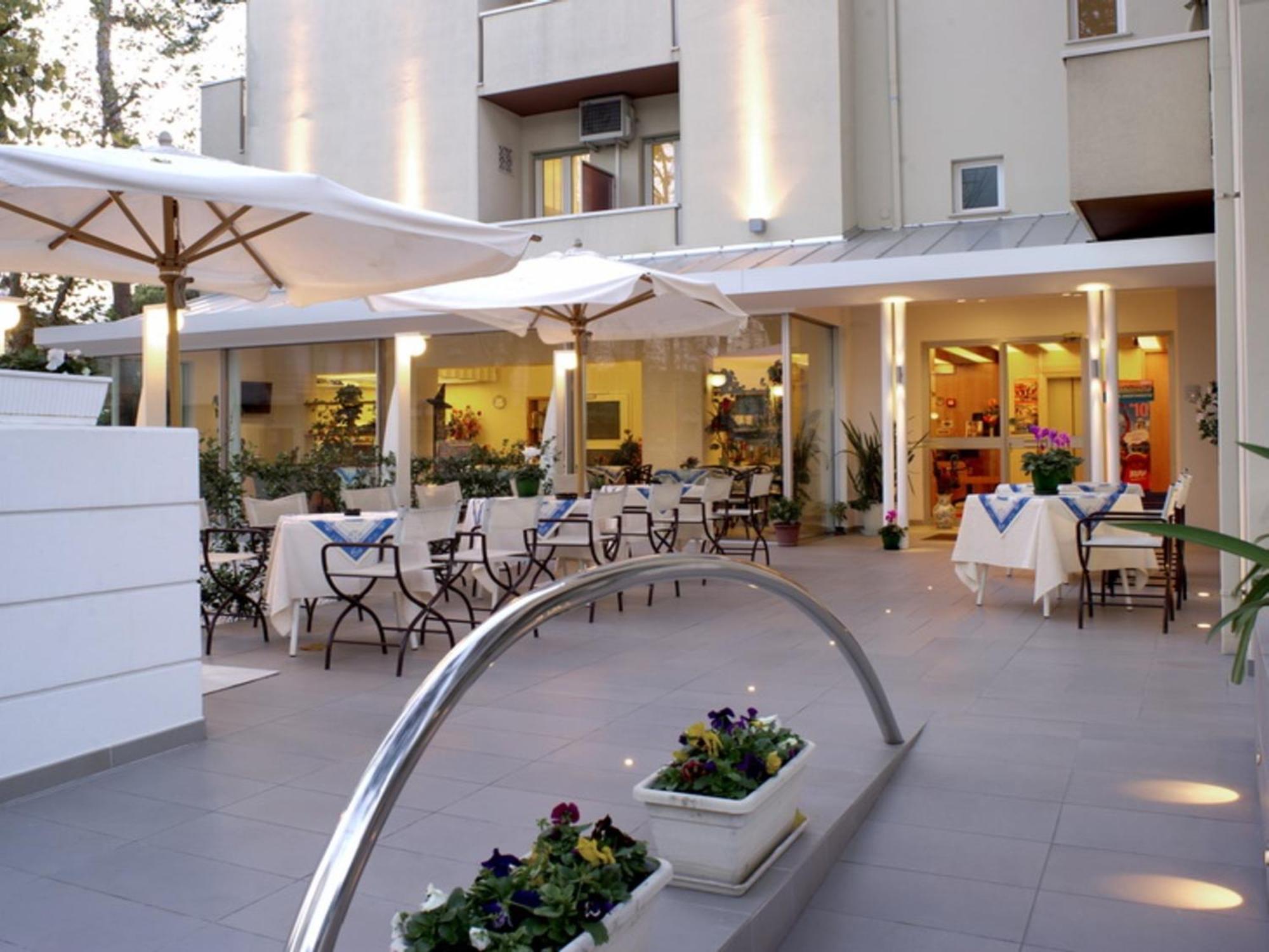 Hotel Nives リッチョーネ エクステリア 写真