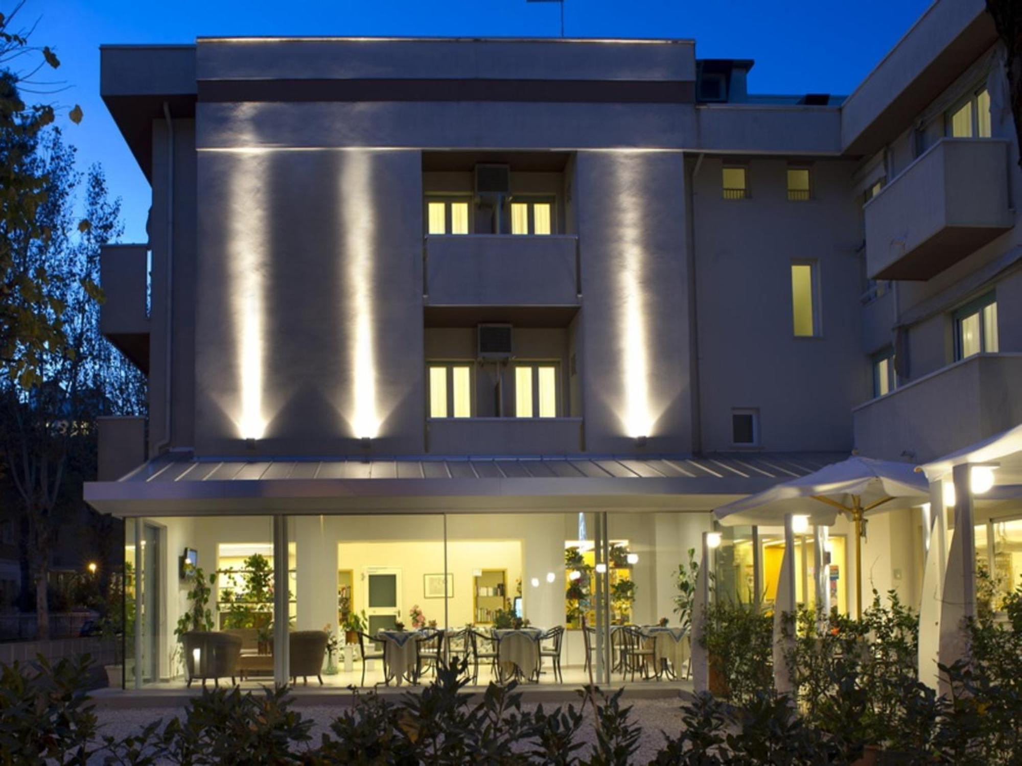 Hotel Nives リッチョーネ エクステリア 写真